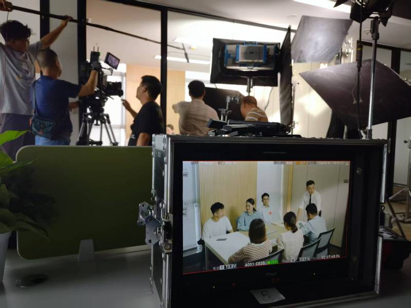 红河县TVC拍摄公司：科技产品视觉化大师，诠释未来感与功能美学
